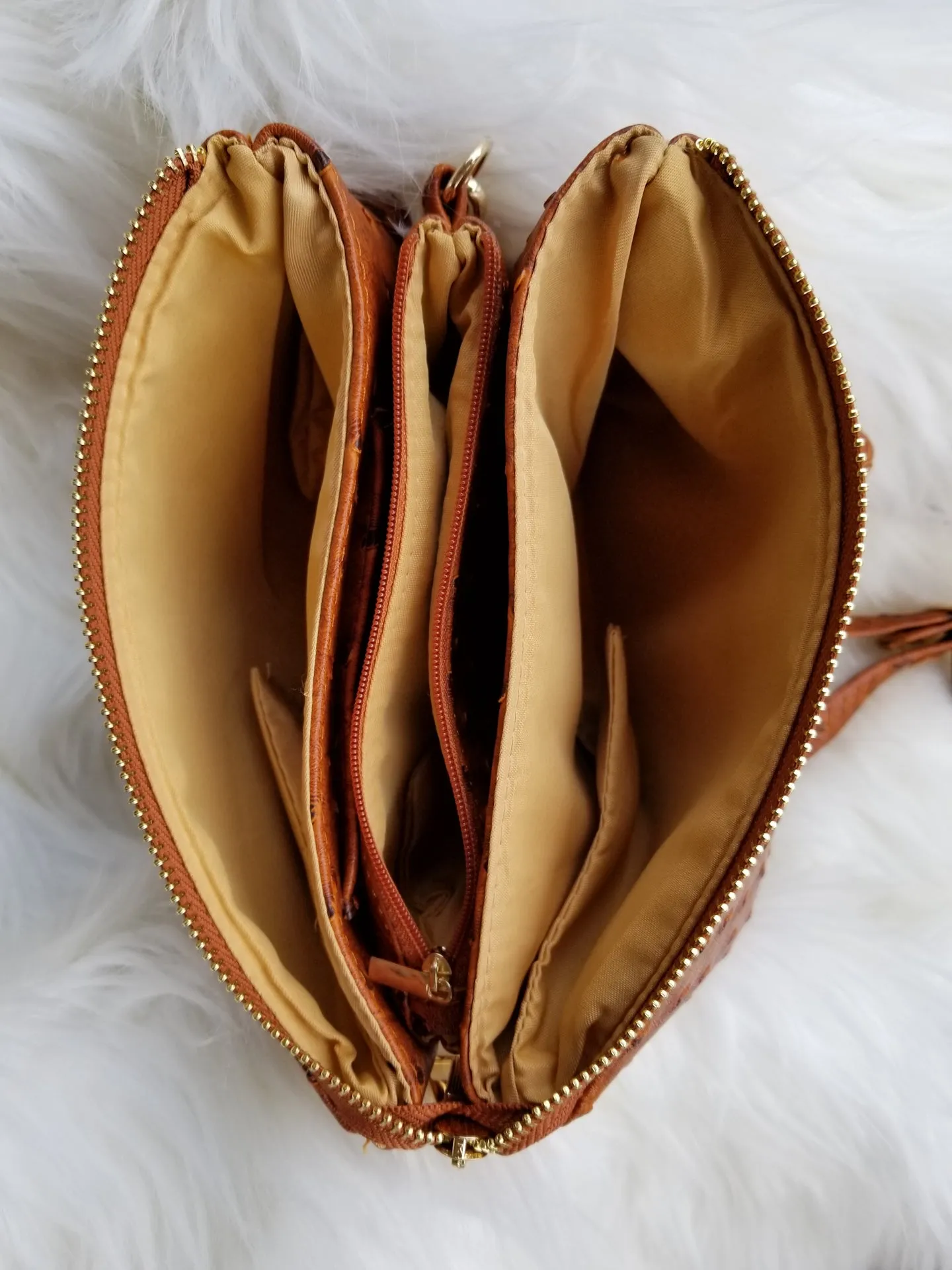 Small ostrich-pattern hand clutch